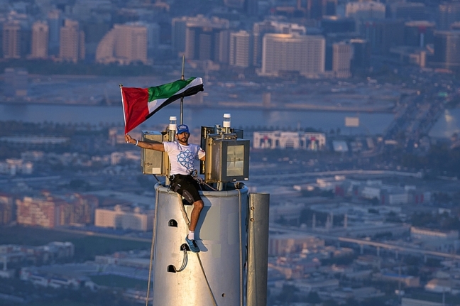 HH Sheikh Hamdan raises UAE national flag atop Burj Khalifa