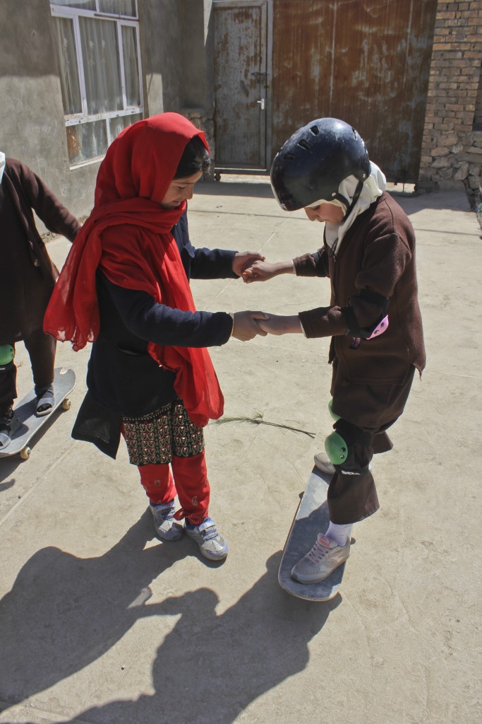 skateistan-afghan-girls-teach-afghan-girls