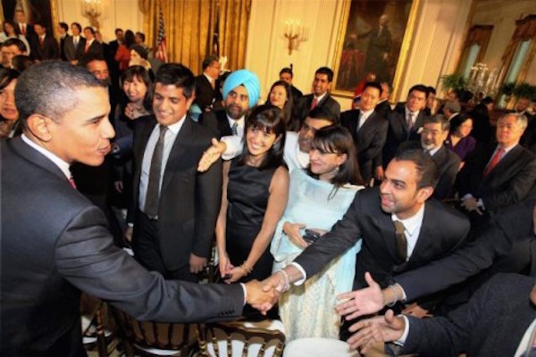 Obama-shakes-hand-with-Pakistanis-in-America