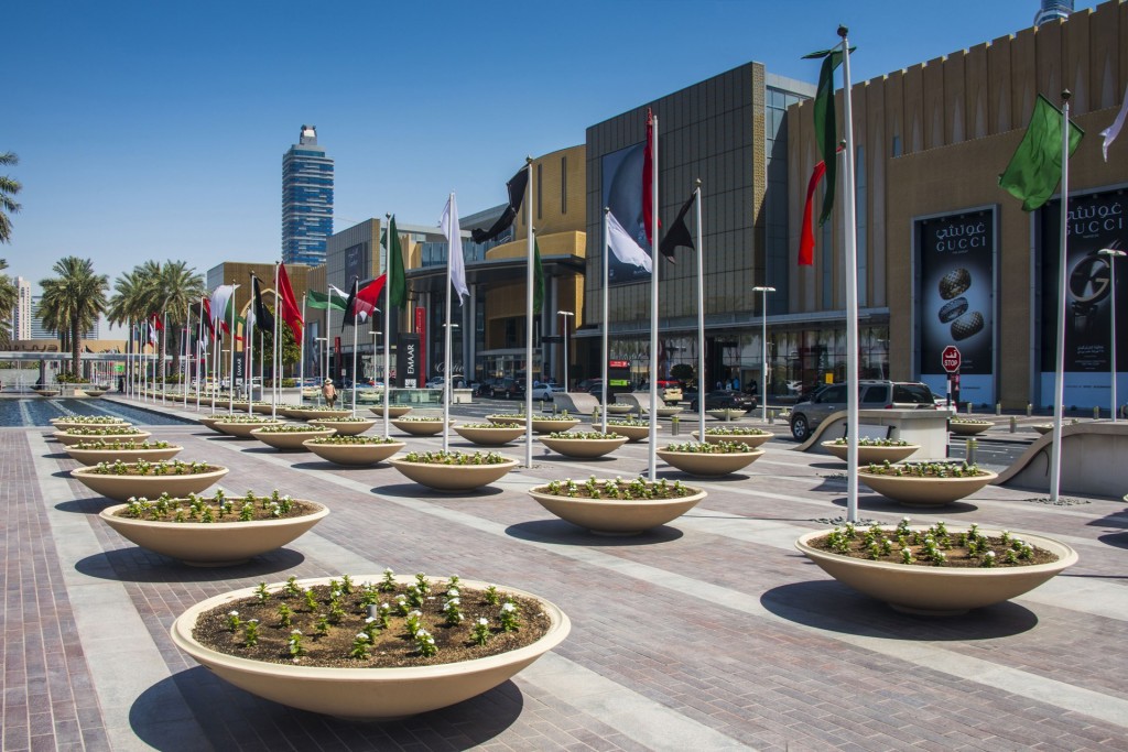 The-Dubai-Mall-Entrance-Yoox-NAP-Vogue-19April16-Rex_b