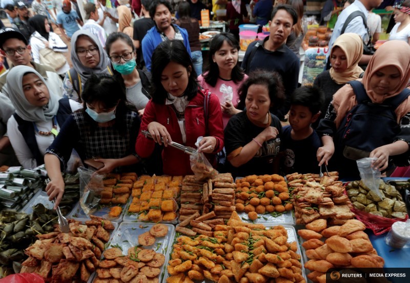 People buy food for iftar at Ramadan at a food market in Jakarta, Indonesia, May 29, 2017. 